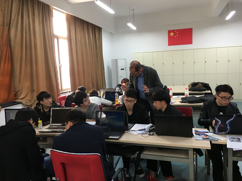 为此Eric教授专门写了一封表扬信,全文(中文翻译)如下: 浙江商业职业技术学院一直致力于提升国际化办学水平,培养具备国际化视野的专业人才。2014年始,浙江商业职业技术学院与法国商业研究与行为学院(IDRAC)建立了战略合作伙伴关系,合作举办了市场营销(中法合作)专业。 作为来自法国商业研究与行为学院的教授,我负责贵校市场营销(中法合作)专业14级学生的三门课程,分别是《国际市场洞察》、《法国市场研究》和《法国商务在欧洲》。 上课期间,部分同学表现的很出色,他们具备了不错的英文和市场营销能力,学习认真