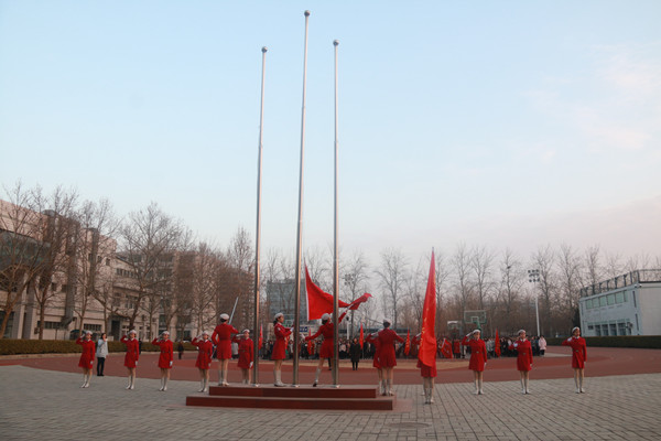 学生处副处长陈丽君老师首先代表学校向全体师生表示慰问,她回顾了过去一年我国取得的各项成就,以及女院学子在校内外的科技创新、社会实践、等活动中的出色表现。同时,希望同学们在新的学期,以崭新的面貌,饱满的热情,积极的态度,投入到工作和学习中去,努力做到:开好头,起好步;改陋习,勤钻研;健身心,提素养;多参与,展风采,在求知的道路上博学之,审问之、善辩之,笃行之,努力使自己成长为一个成熟、独立和有精神追求的大学生,在实现个人梦想的同时,发挥个人应有的社会价值,让自己的青春梦想在民族振兴的伟大事业的建设中焕发