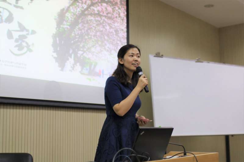 李英主持欢迎会