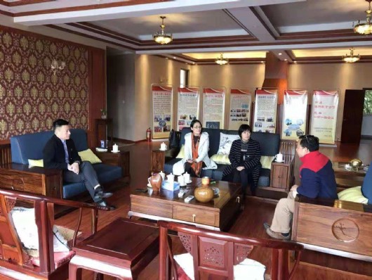 会谈期间,双方参会人员还围绕企业发展战略,校企合作等事宜进行了深入探讨和交流。校企双方一致同意建立合作协议,尽快推进人才培养与输送的筹建工作。 【背景材料】 江西国力汽车集团有限公司在汽车销售服务领域以江西国力汽车集团有限公司为龙头,旗下拥有控股子公司十余家,经营广汽本田、广汽丰田、东风本田、东风标致、北京现代、东南三菱、一汽大众七个品牌、十三家4S店。成为集汽车销售、售后服务和汽车驾校、汽车快修、二手车置换、车友俱乐部等汽车后市场开发于一体的大型汽车集团。经过近十年的发展,集团2010年销量1.