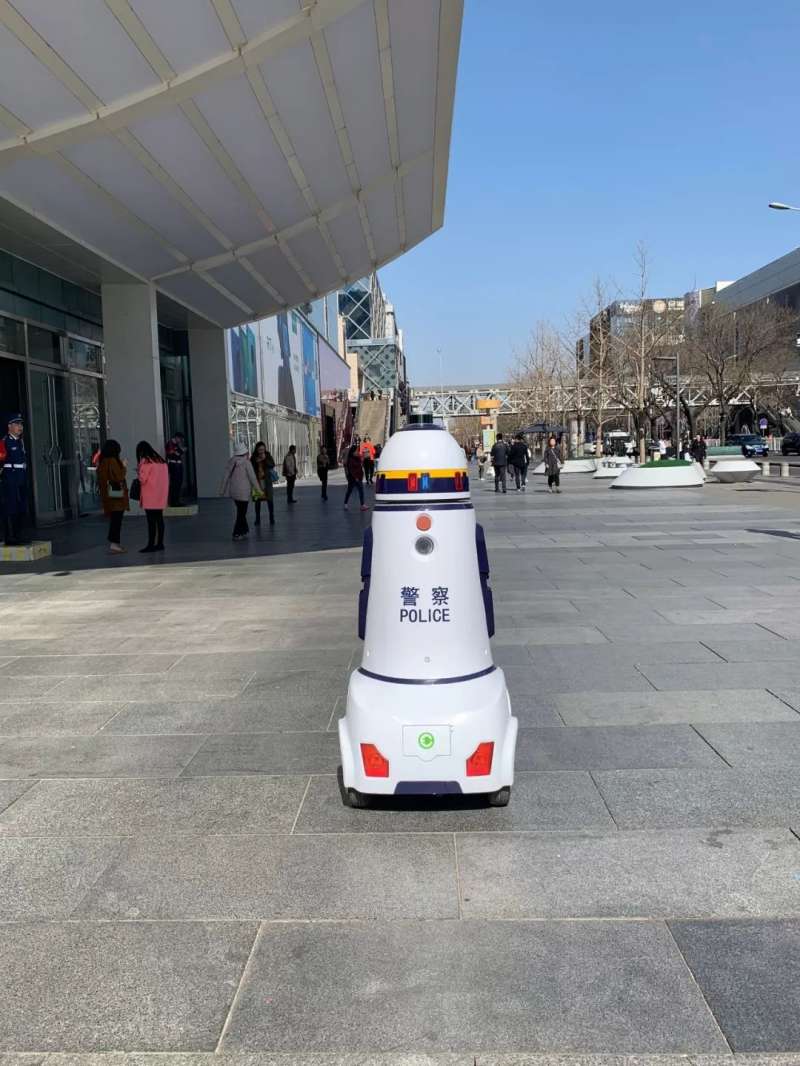 国内首个机器警察治安巡逻 周鸿祎:当心别被犯罪分子偷去卖废品